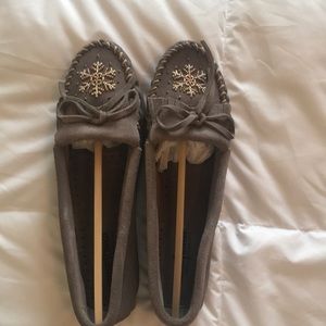 Minnetonka moccasin, gray, NWT size 8.5
